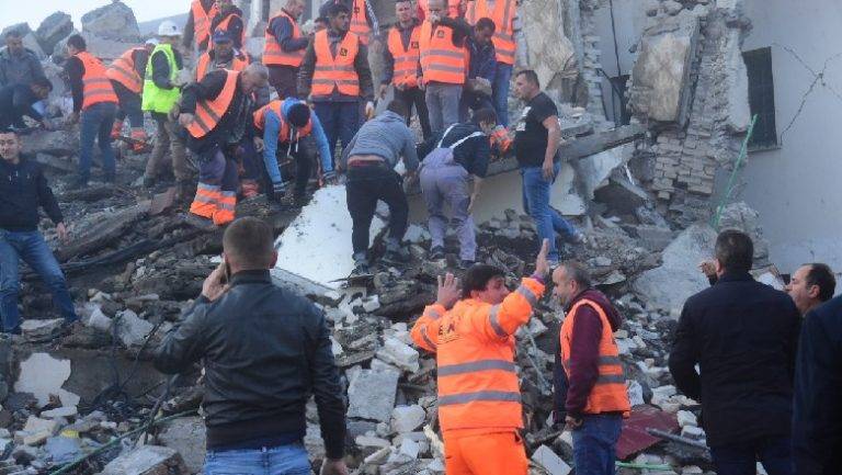 Kosova Ekibi, 17 Yaşındaki Bir Genci Enkazdan Sağ Çıkardı