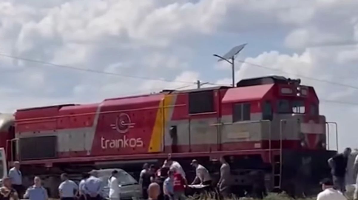 Kosova Ovası'nda Otomobil ile Tren Çarpıştı: 1 Kişi Yaralandı