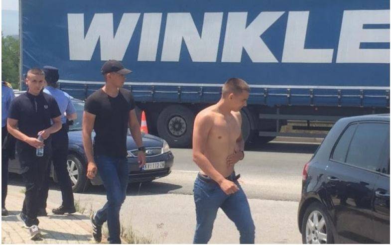Kosova Polisi, Sırp Gençlerinin Kışkırtıcı Tişörtlerine El Koydu