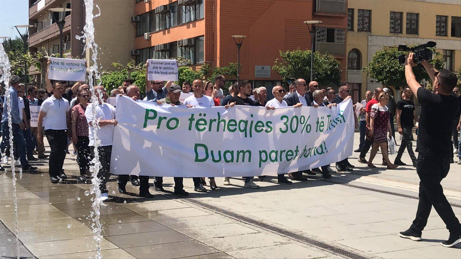 Priştine’de Trust İçin Protesto Başladı