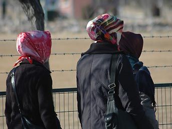 Kadınlar Dini Sembollerin Okullara Girmesine Karşı