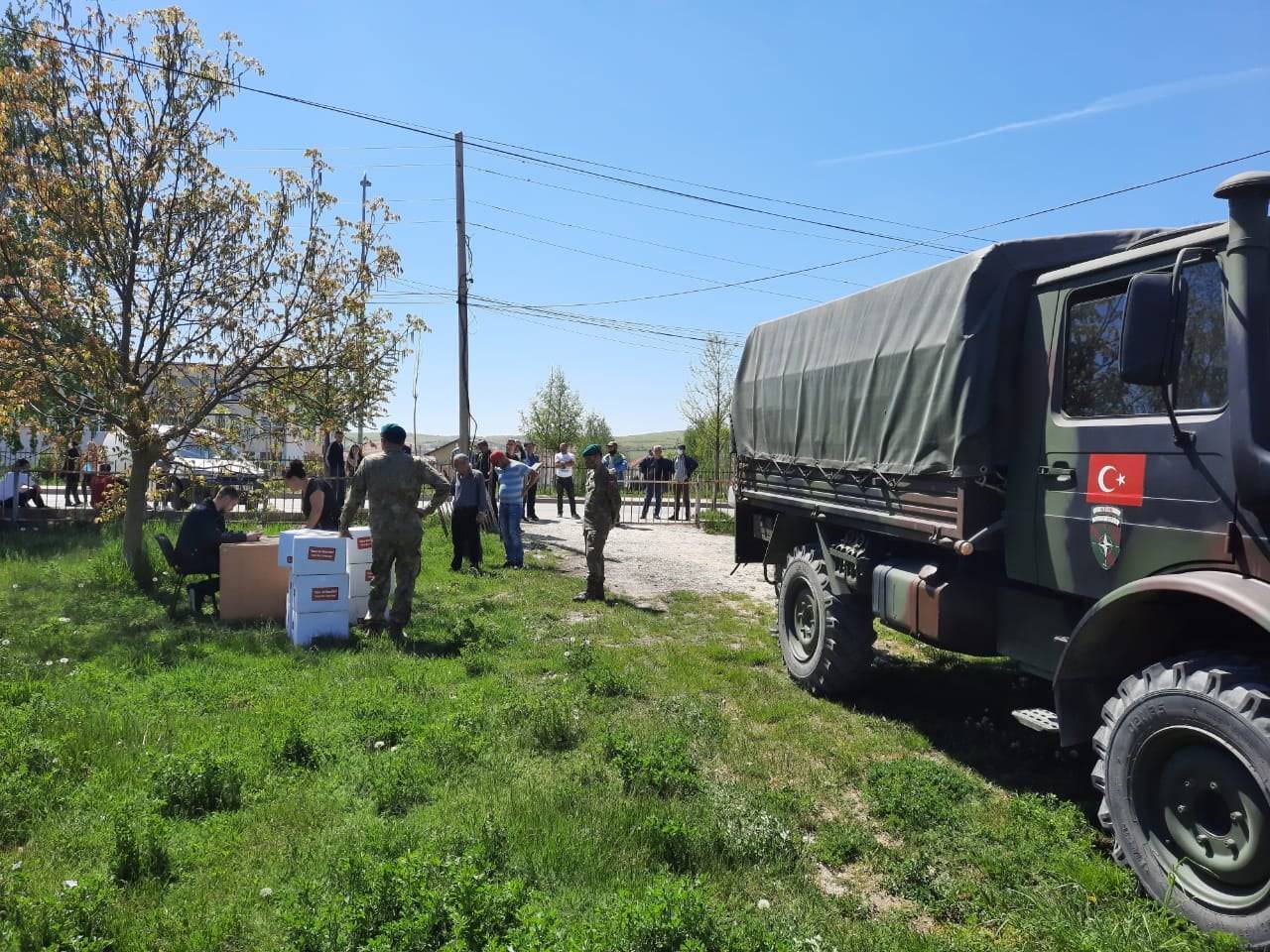 Türk Askerinden Skenderay ve Elezhan’a 500 Gıda Paketi