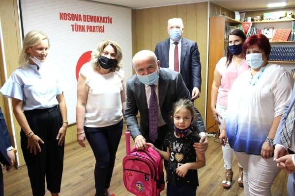 Türk Askerinden Kosova'da Eğitim Seti Yardımı