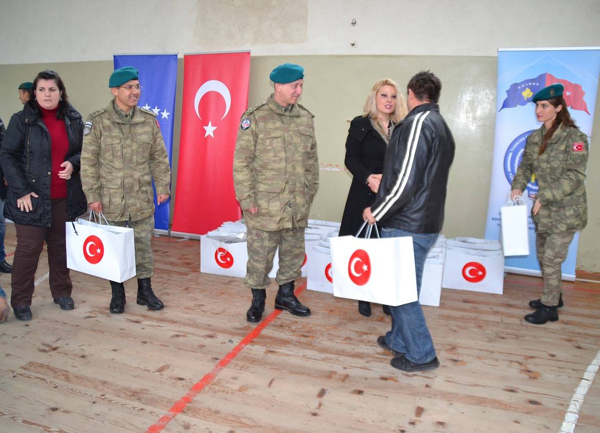 Türk Askeri Ştimle ve Reçane'de İhtiyaç Sahiplerinin Yüzünü Güldürdü