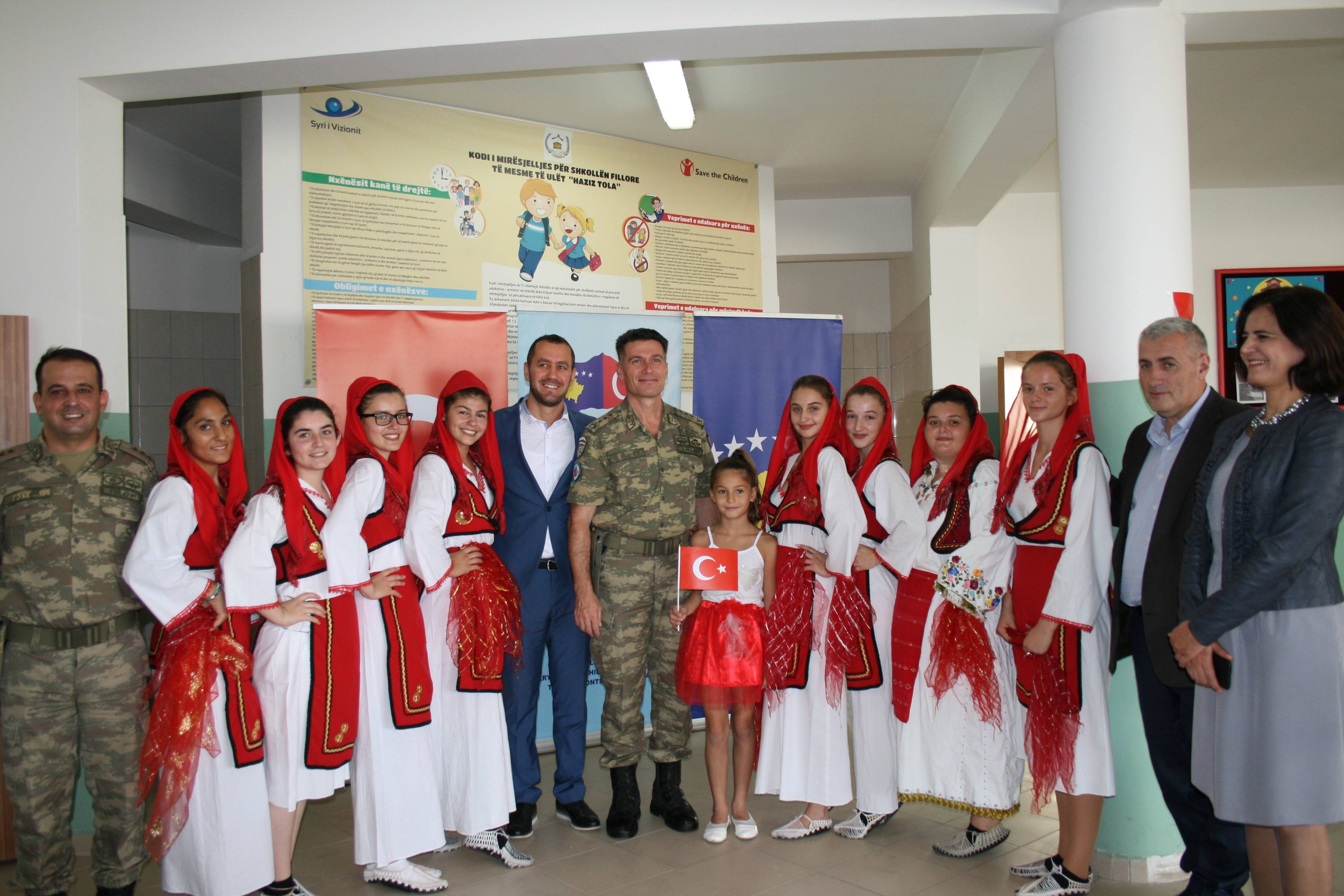 Türk Askerinden Kosova'da Eğitime Destek