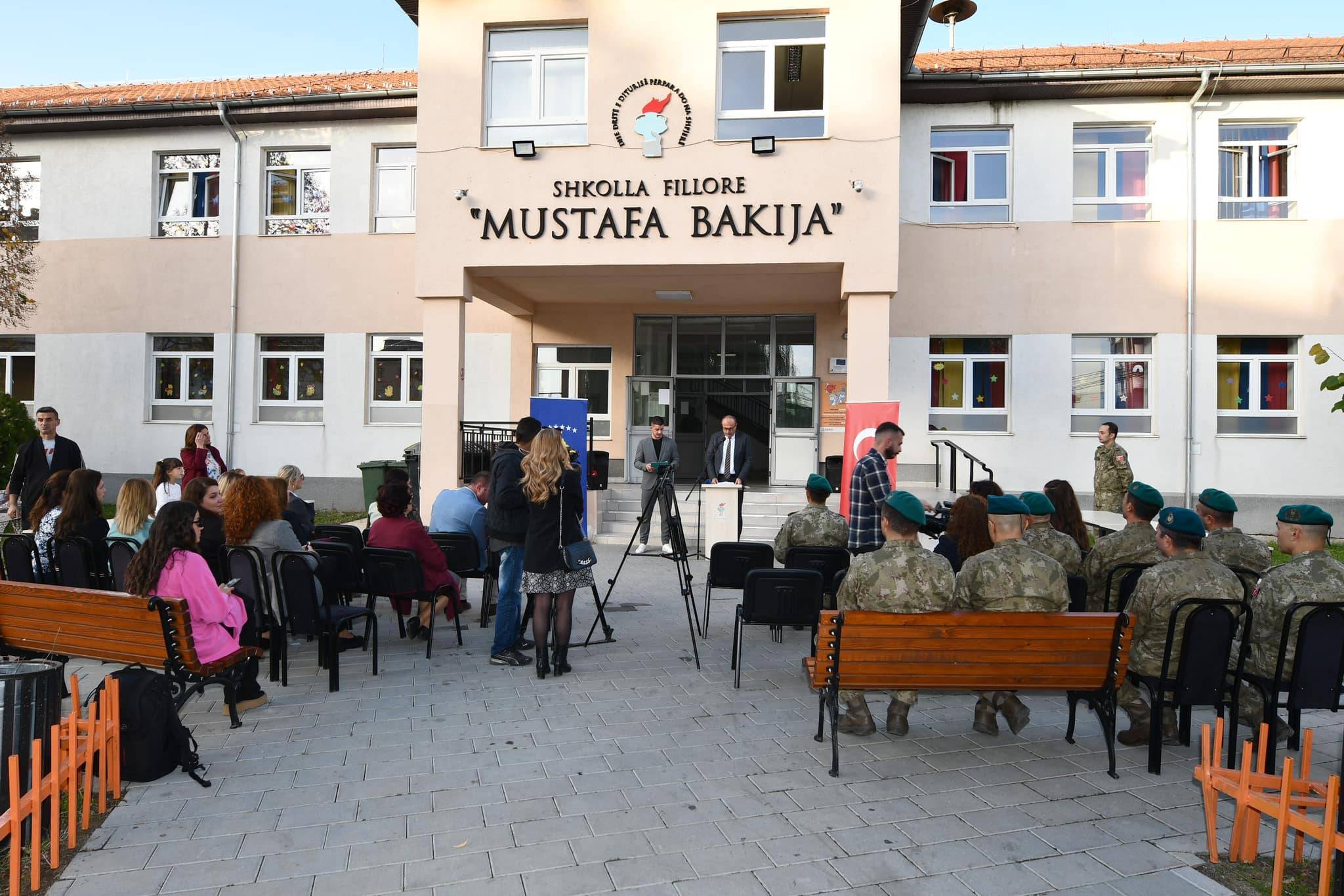 Türk Askerinden Kosovalı Öğrencilere Sınıf Desteği