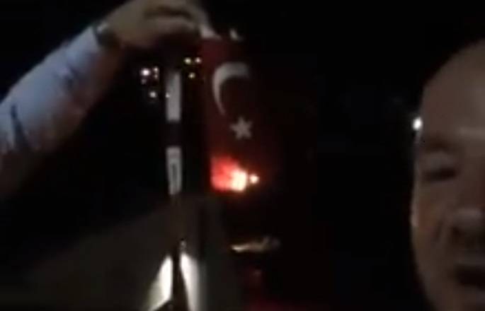 Türk Bayrağını Yakanların Bulunması İçin Soruşturma Başlatılıyor