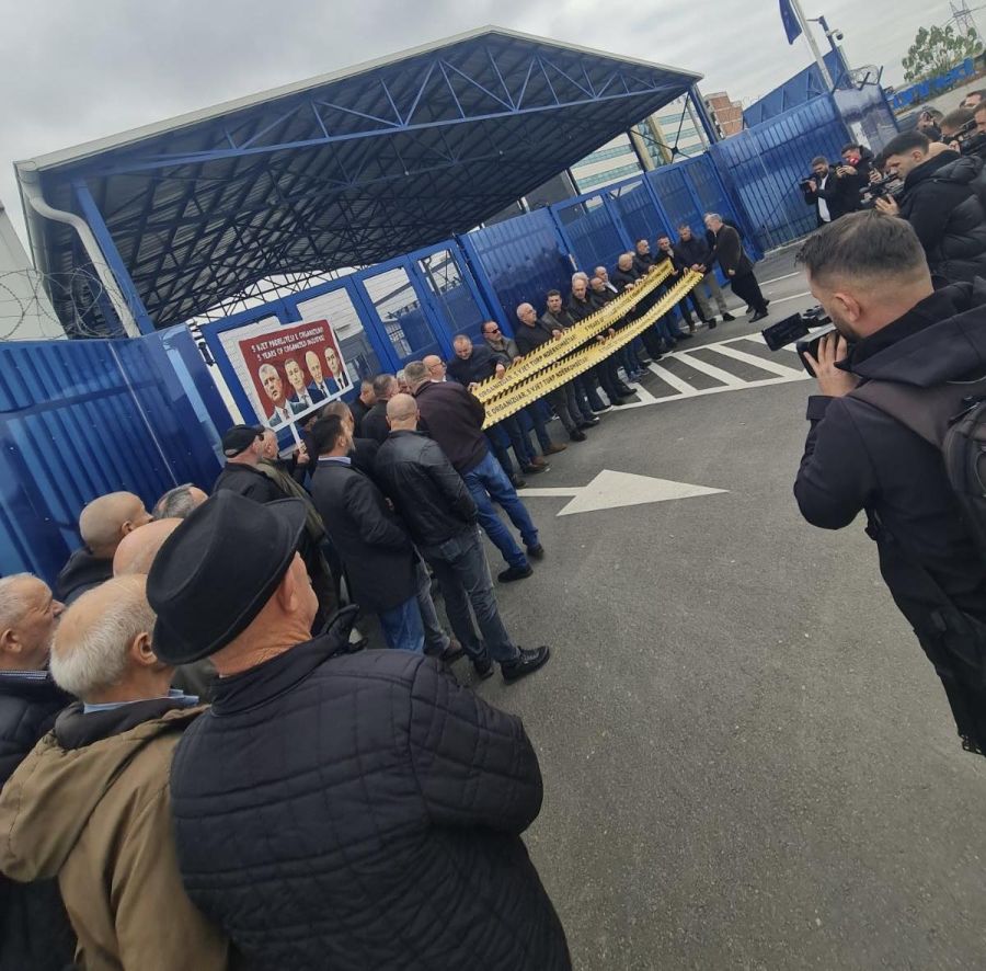 EULEX Üssü Önünde Sembolik Eylem