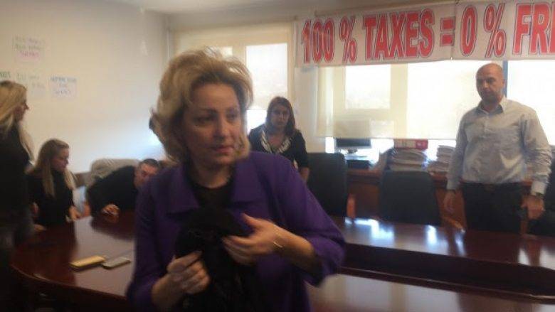 Apostolova Meclis’te Sırp Milletvekilerini Ziyaret Etti