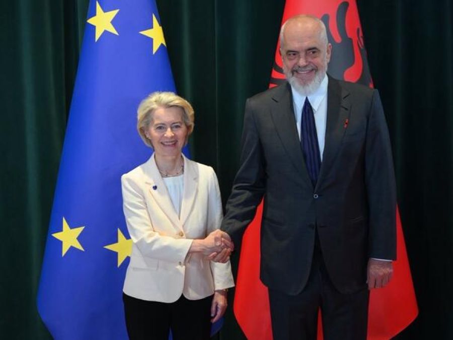 Ursula von der Leyen'den Arnavutluk'a Övgü