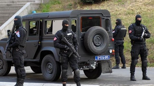 Sırp Askerleri ve Polisleri Kosova Topraklarına Giriyor