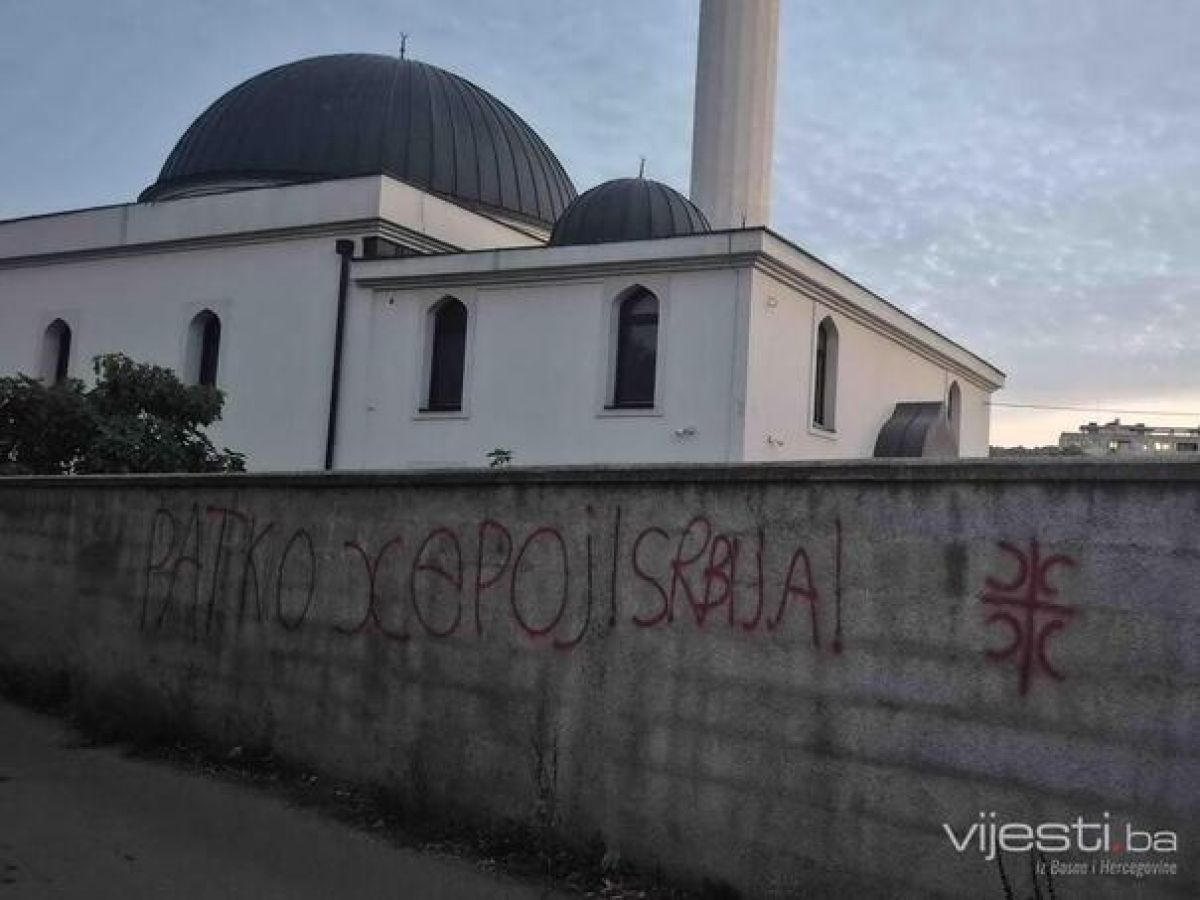 Banja Luka'da Irkçı Provokasyon: Gazanfer Bey Camii’ne Nefret Söylemi Yazıldı