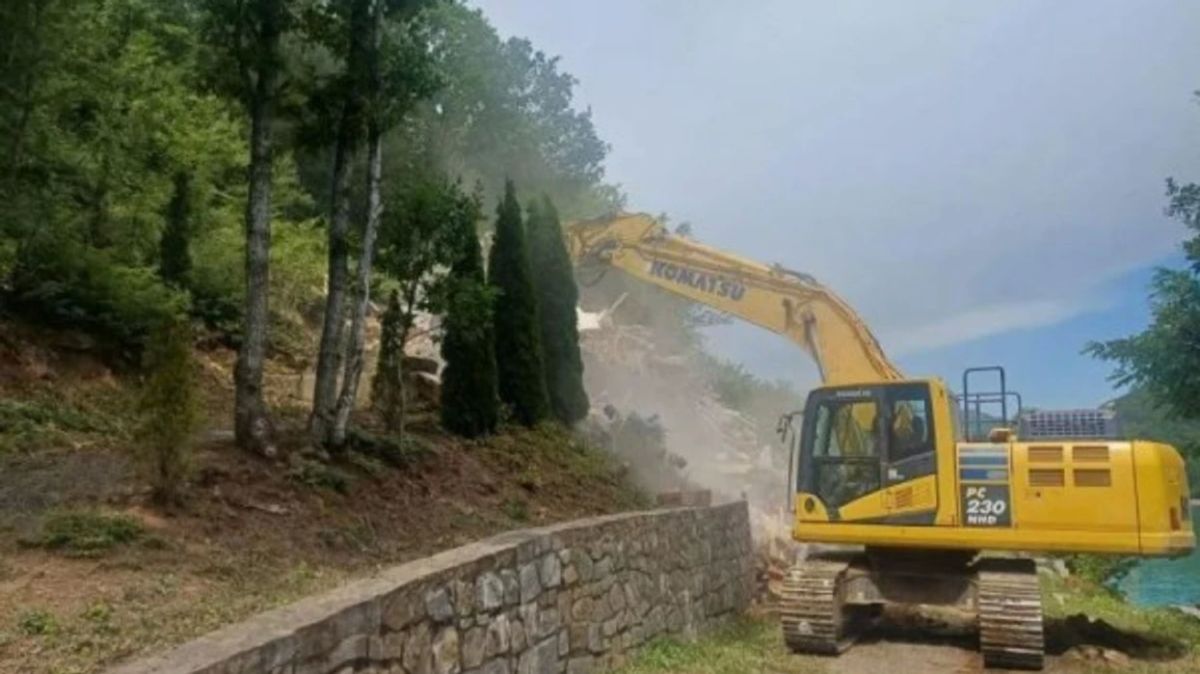 Ujman'daki Kaçak Villaların Yıkımı Soru nsuz Gerçekleştirildi