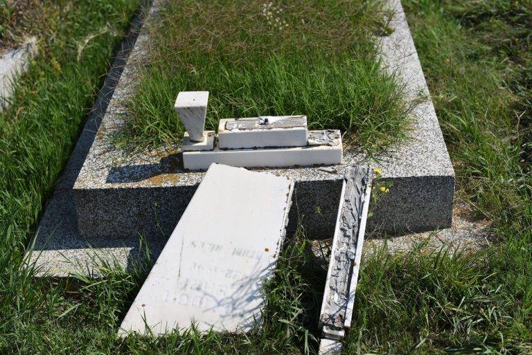 AGİT Şefi, Tahrip Edilen Müslüman Mezarlığını Ziyaret Etti