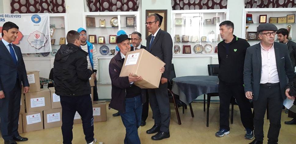 Türkiye Diyanet Vakfı Priştine Halkına Gıda Yardımı Yaptı