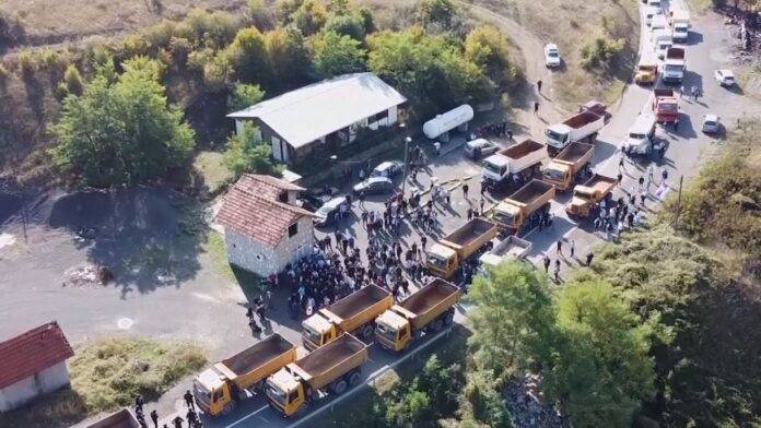 Araç Plakaları, Kuzeyde Yolların Üç Gündür Kapalı Kalmasına Neden Oluyor