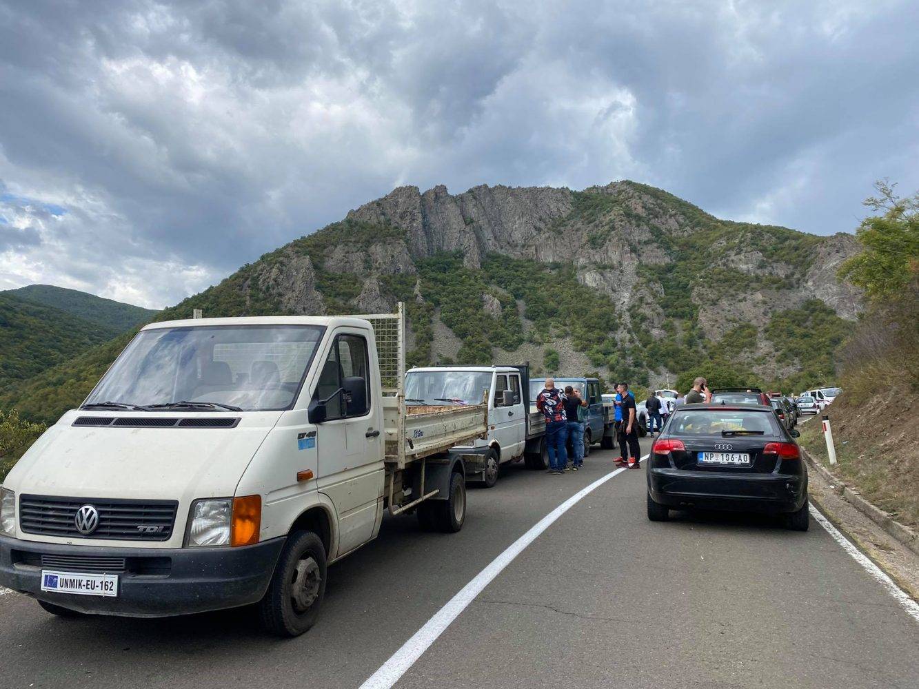 Sırplar Jarinje Yolunu Trafiğe Kapalı Tutuyor,  Kosova Polisi ise Olay Yerinde
