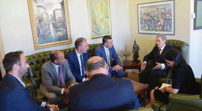 Kosova Siyasileri Diyalog İçin Arnavutluk ile Koordinasyonda