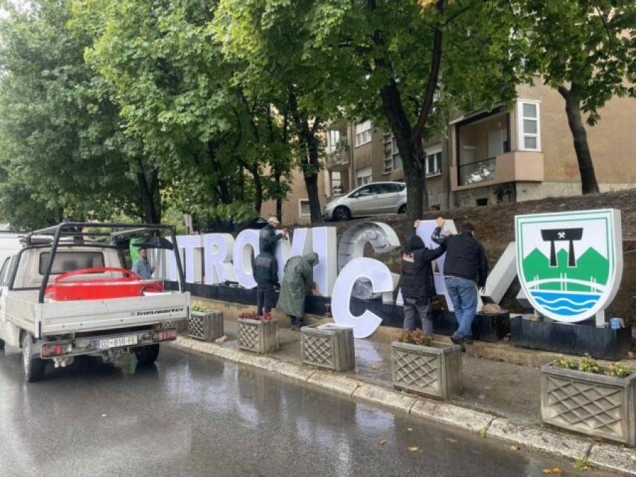 Kuzey Mitroviça Belediyesi, “Kosovska Mitrovica” Yazısını Kaldırdı