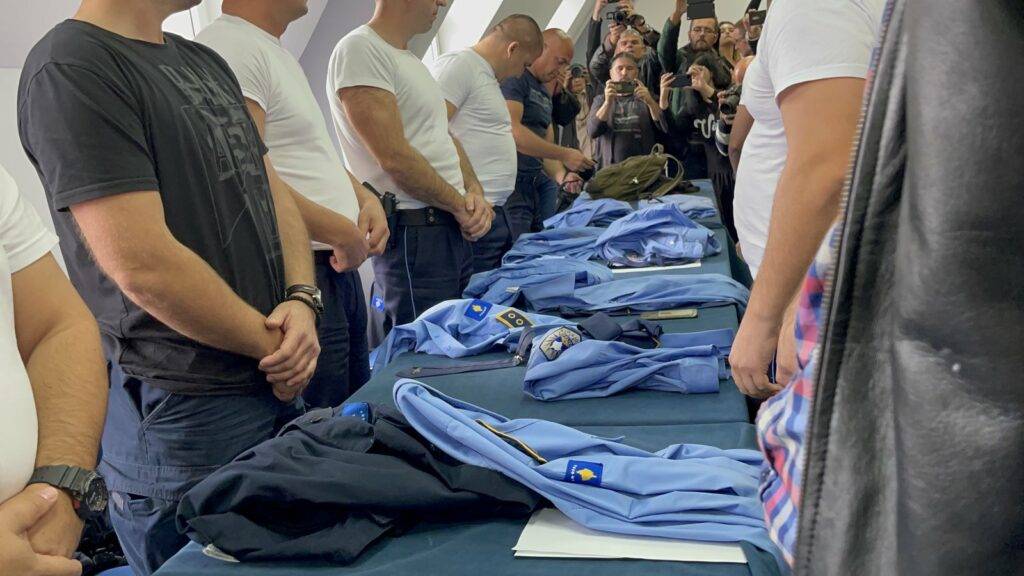 Kosovalı Sırp Polisler Üniformalarını Çıkardı