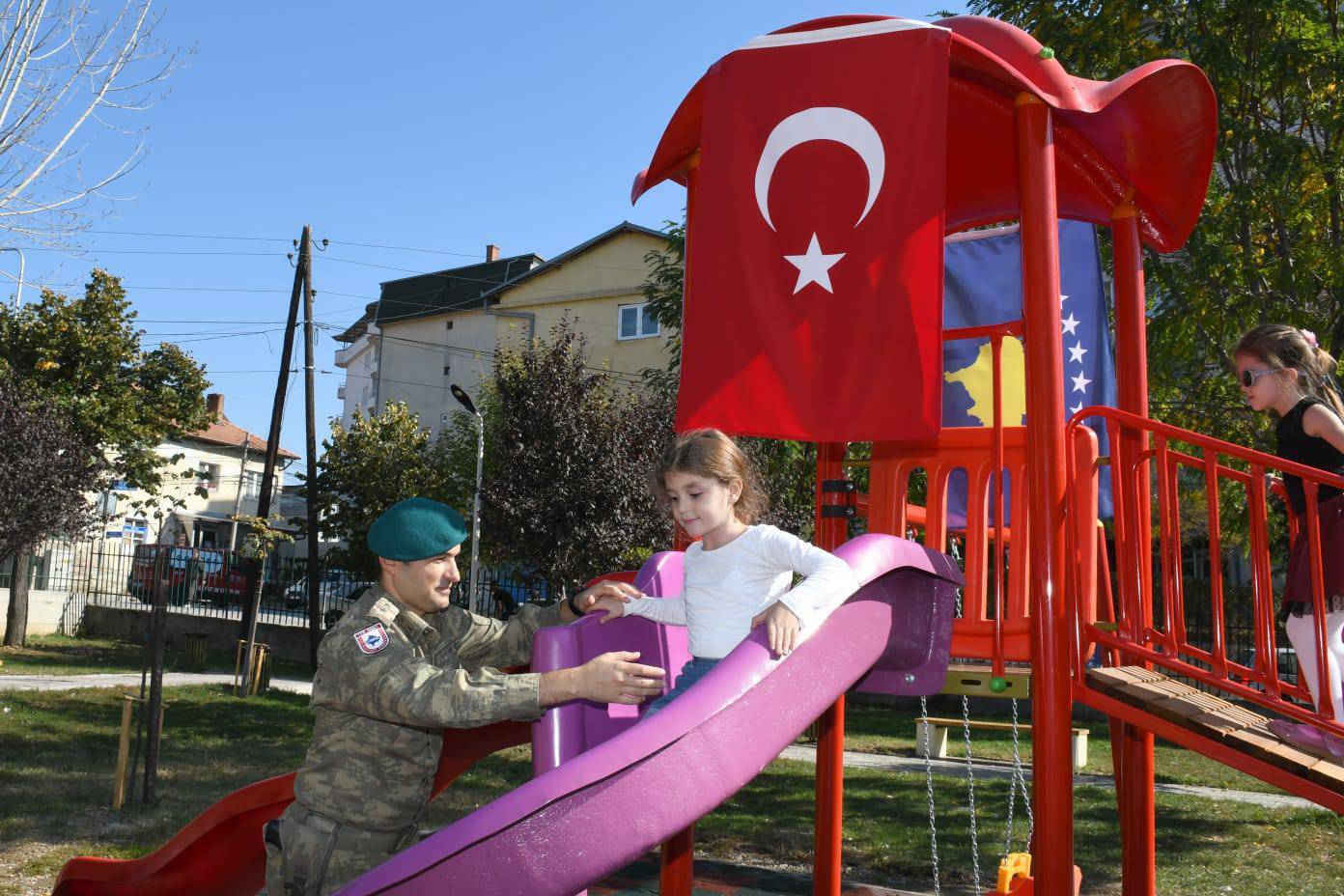 Türk KFOR’u Vıçıtırın’da Çocuk Parkını Yeniledi
