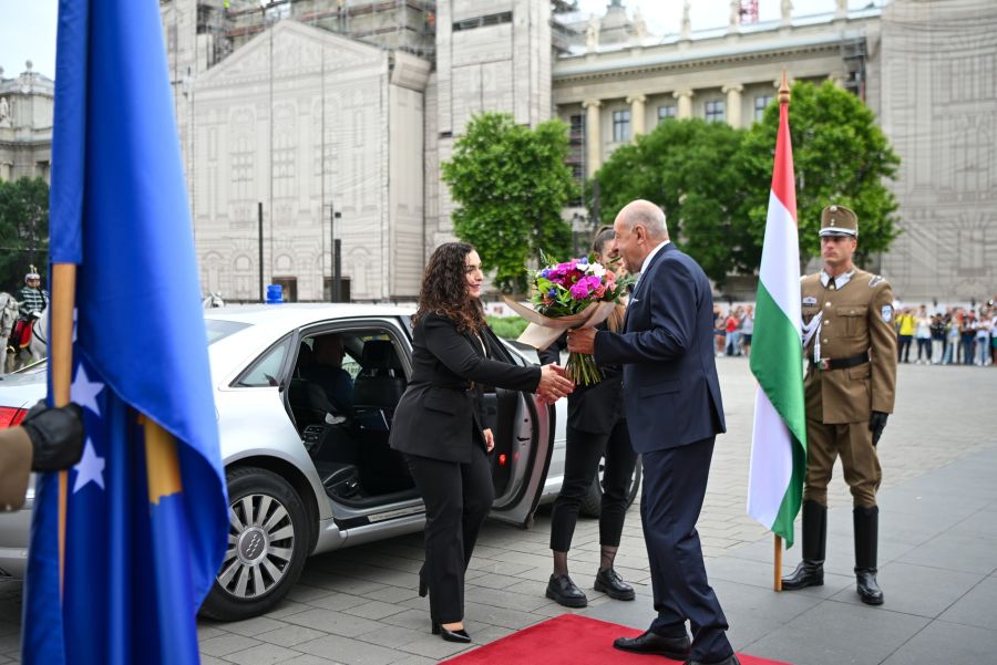 Cumhurbaşkanı Osmani Macaristan’da Askeri Törenle Karşılandı