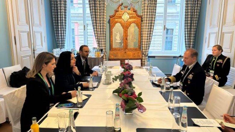 Osmani, Napoli'de NATO Komutanıyla Güvenliği Görüştü