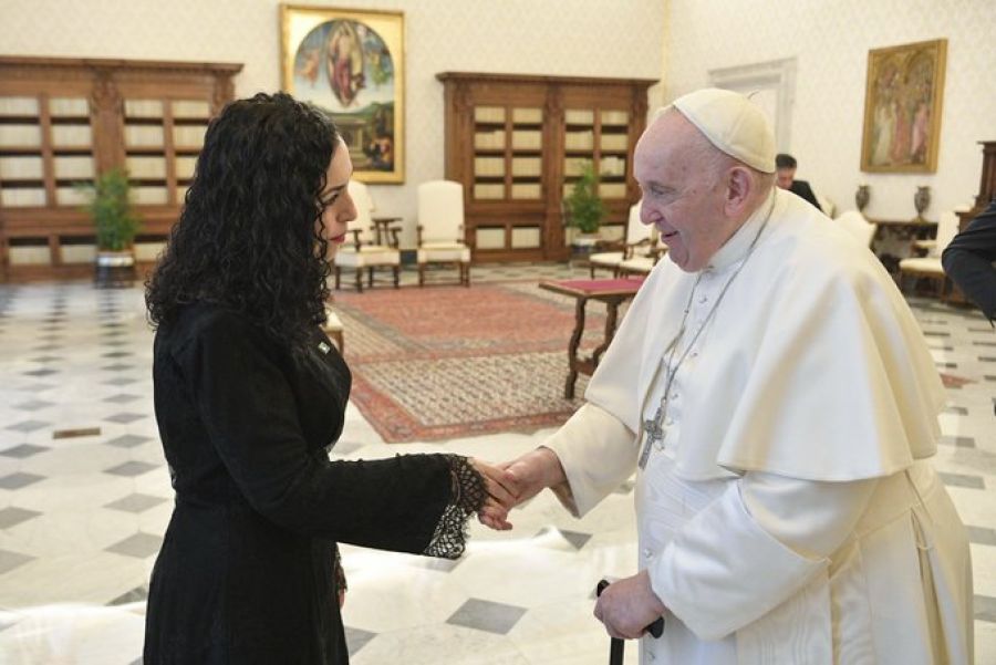Kosova Halkı Papa Franqois'in Ölümünün Ardından Milyonlarca İnsanla Birlikte Yasta 