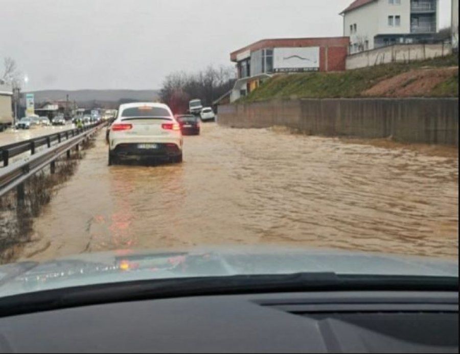 Prizren–Priştine Otoyolunda Yoğun Yağış Trafiği Olumsuz Etkiledi