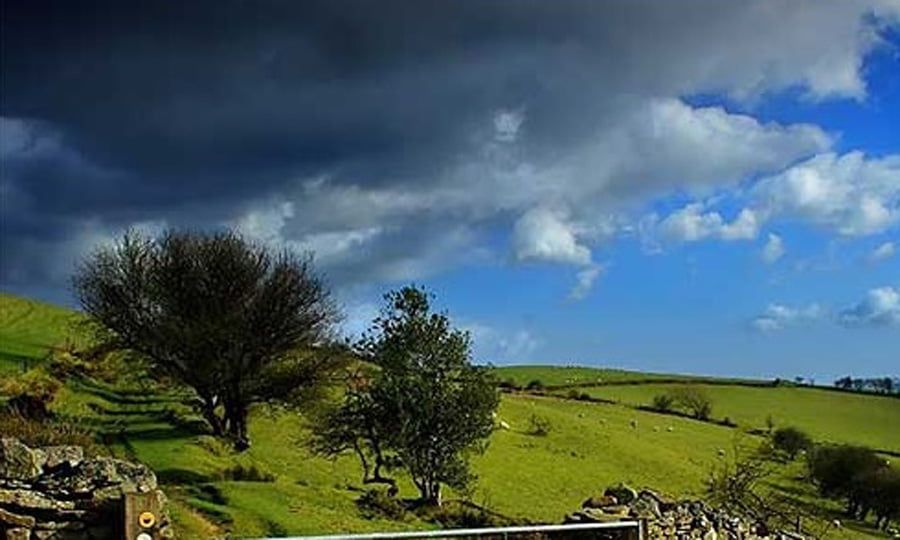 Az Bulutlu ve Güneşli