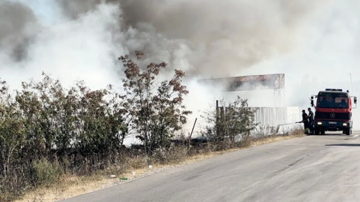 Vrellë’de Yangın – Polis Kampındaki Bir Baraka Yandı, Bazı Araçlar Hasar Gördü