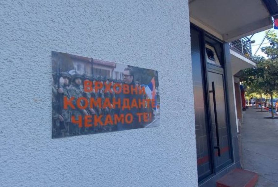 Zveçan'da Vuçiç Posterleri Kaldırıldı