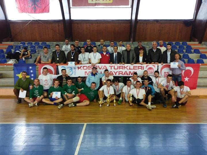 Vuçitırın'da Futbol ve Tenis Turnuvasıyla 23 Nisan Kutlandı