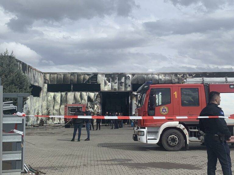 Vuçitırın’ın ‘Extra’ Boya Fabrikasında Yangın