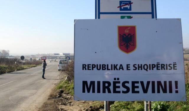 Vetëvendosje Merdare'de "Arnavutluk Cumhuriyetine Hoş geldiniz" Plakasını Yerleştirdi