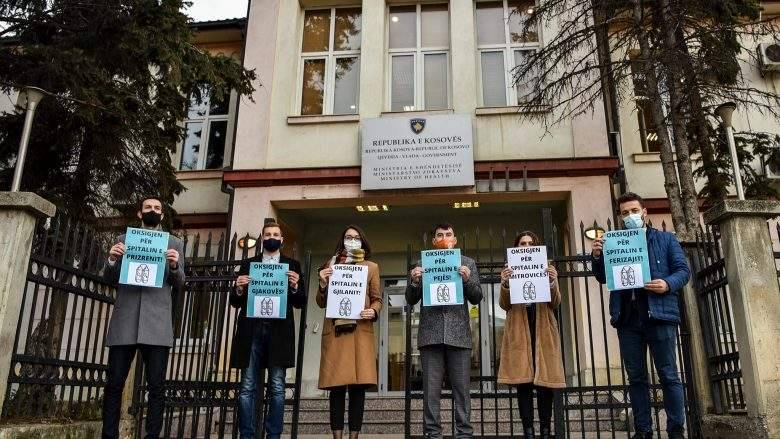 Vetëvendosje Milletvekilleri Sağlık Bakanlığı Önünde Protesto Düzenledi