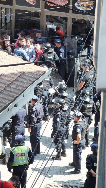Protesto Devam Ediyor, Meclis İse Oturumuna Ara Verdi