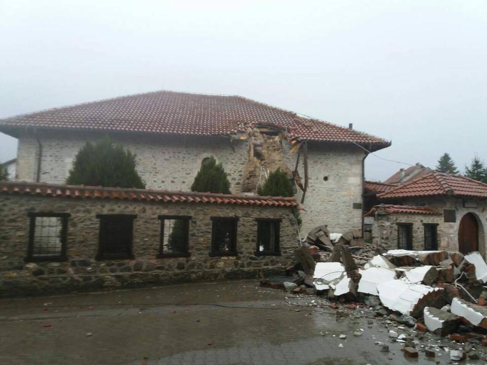 Deçan’da Cami Minaresi Yıkıldı