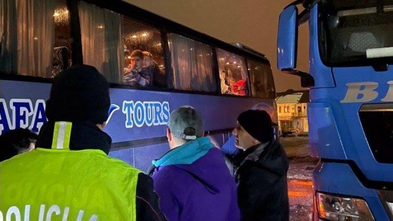 Karadağ’da, Kosovalıların İçinde Bulunduğu Otobüs Taşlandı