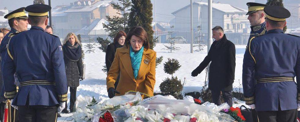 Jahjaga, Eski Cumhurbaşkanı Rugova'yı Mezarı Başında Saygıyla Andı