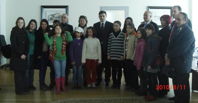 Çocuklar Bakan Yağcılar Önünde İstiklal Marşı'nı Okudu