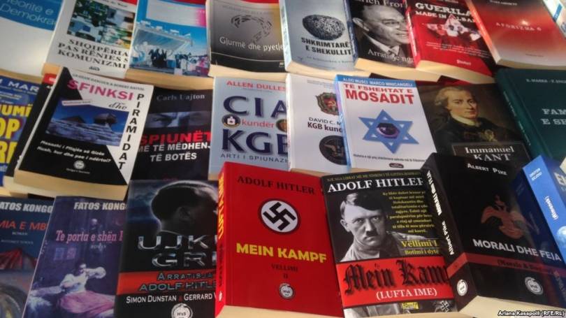 Priştine Sokaklarında Yahudi Karşıtlığı Kitaplar Satılıyor