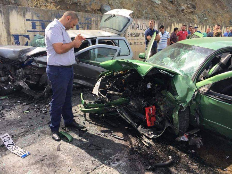 Yakova’da Trafik Kazasında 1 Ölü 8 Yaralı