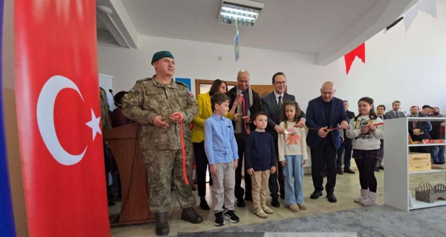 Türk KFOR’undan Yakova'ya Kütüphane Hediyesi