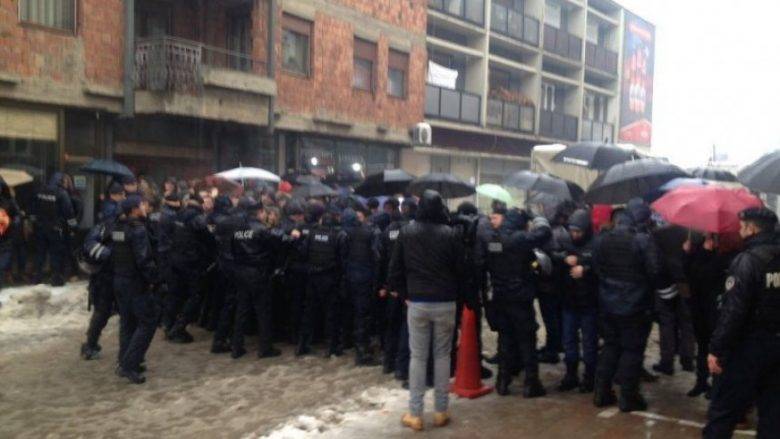 Yakova'da Sırp Hacıları Taşıyan Otobüs Saldırıya Uğradı