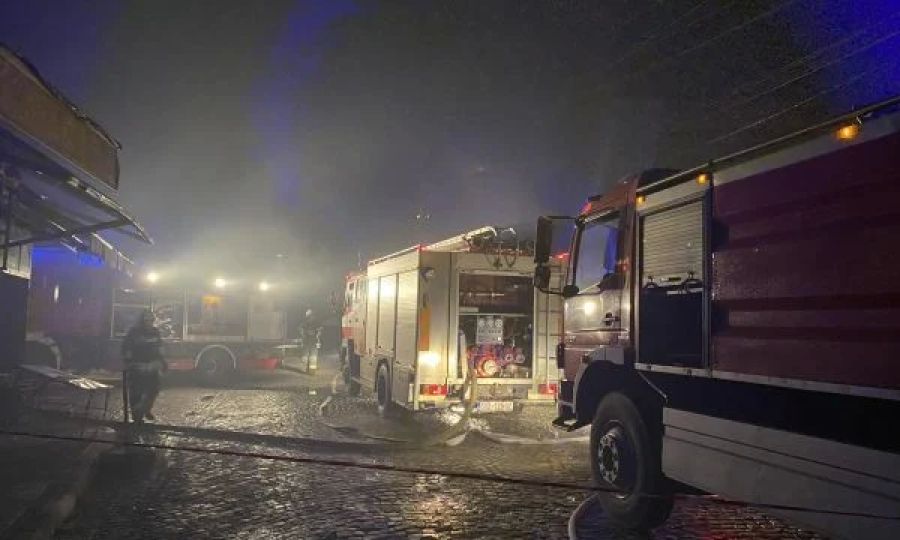 Priştine'deki Yeşil Pazar'da 6 Dükkan Yandı