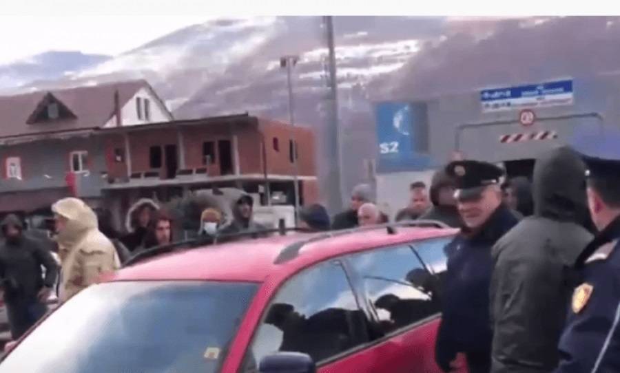 Protestocular Kosova-Arnavutluk Morina Sınır Kapısı Yolunu Kapattı