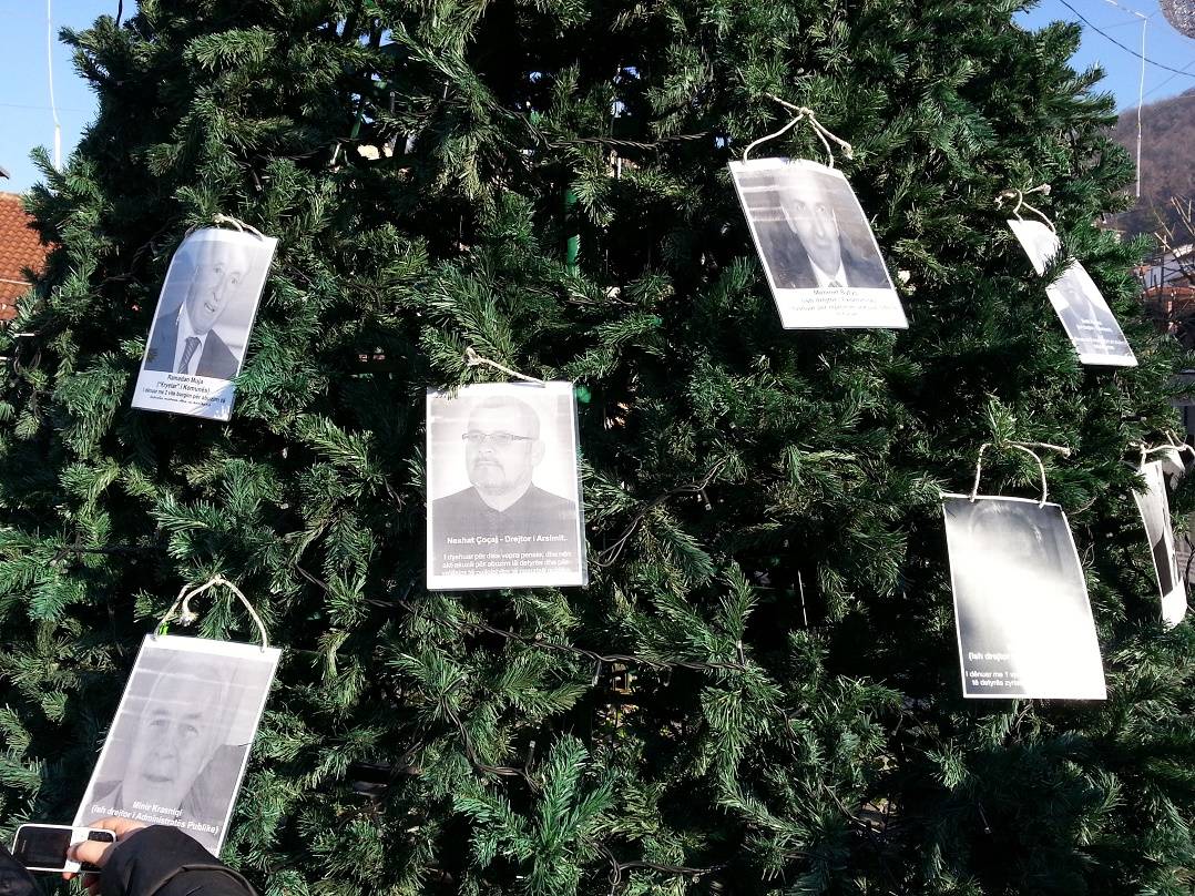 Protesto İçin Çam Ağacına Belediye Yetkililerinin Fotoğraflarını Astılar