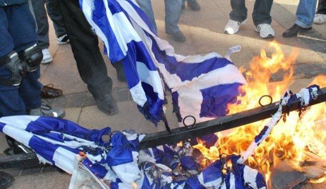Arnavut Gençler Yunan Bayrağını Ateşe Verdi