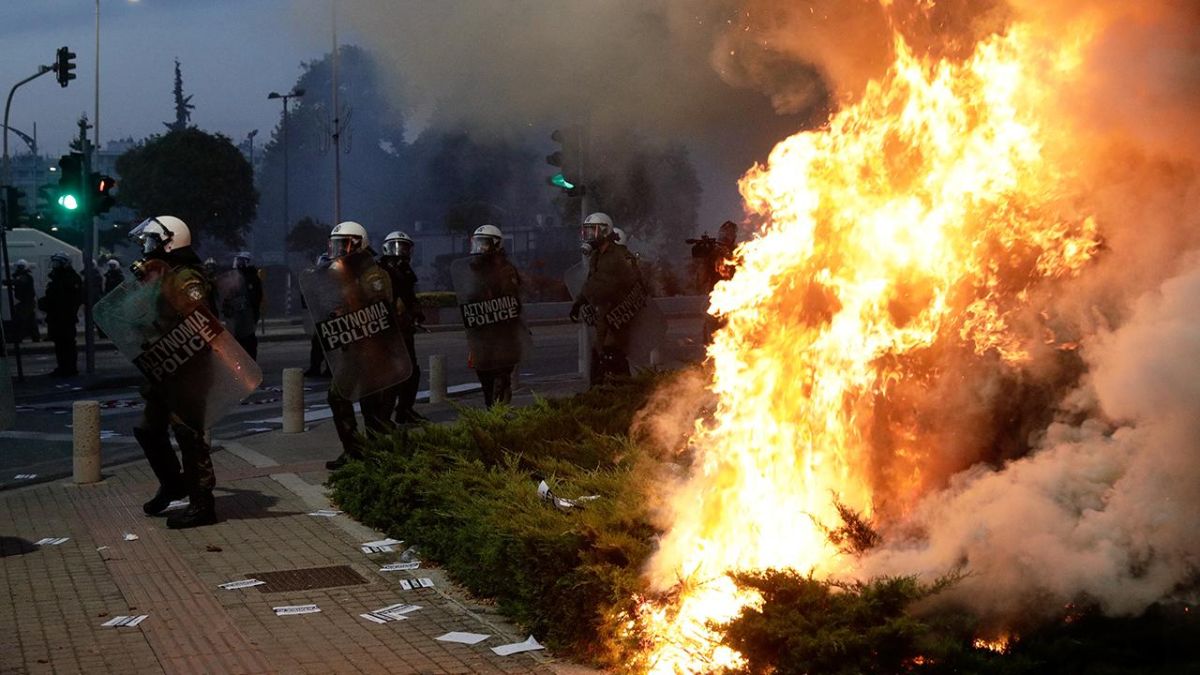 Yunanistan'da polis protestoculara karşı aşırı güç kullanıyor